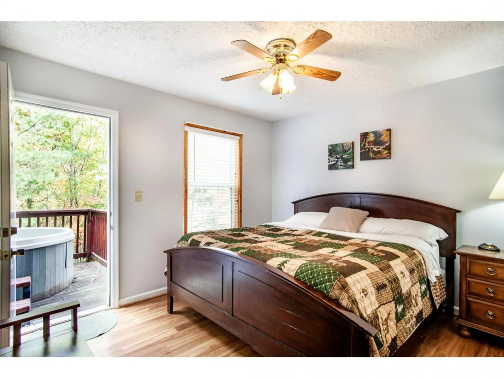 Papa Bear - Private with Hot Tub, Pool Table, and View