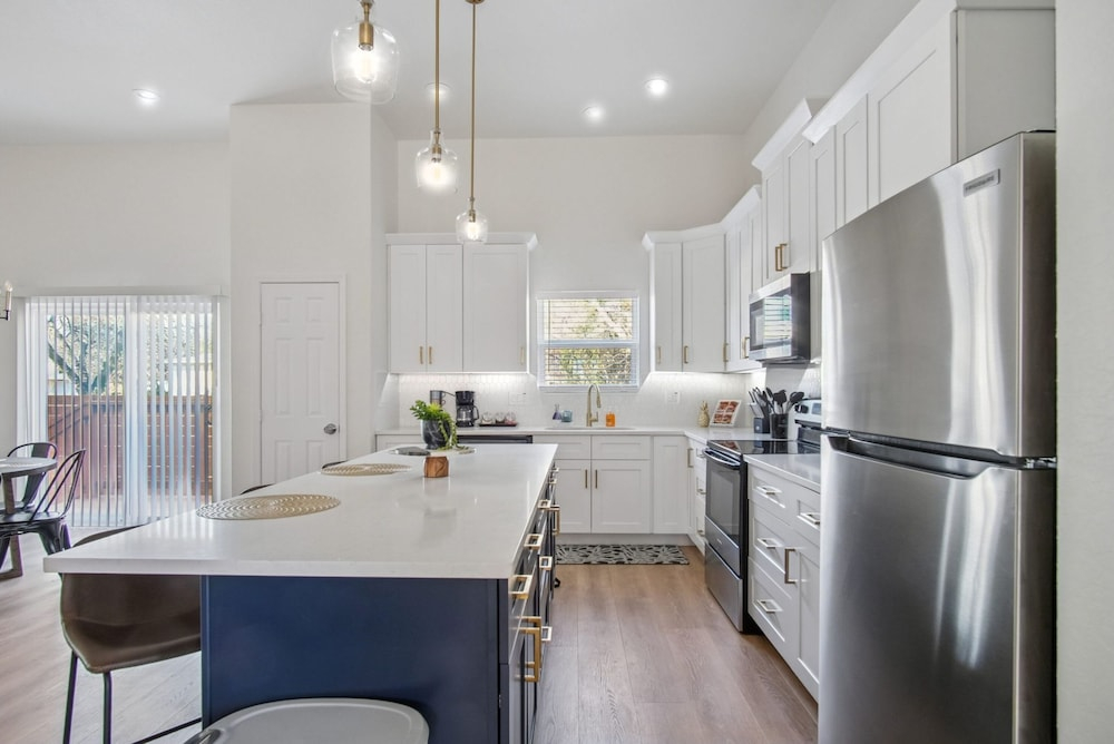 Elegant 4BR 3BA Gem Near Downtown The Alamo