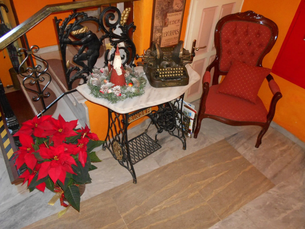 Byron Traditional Hotel