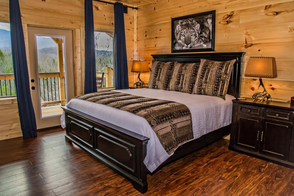 Breathtaking 14br Cabin Elevator Views Games Hot Tubs Galore