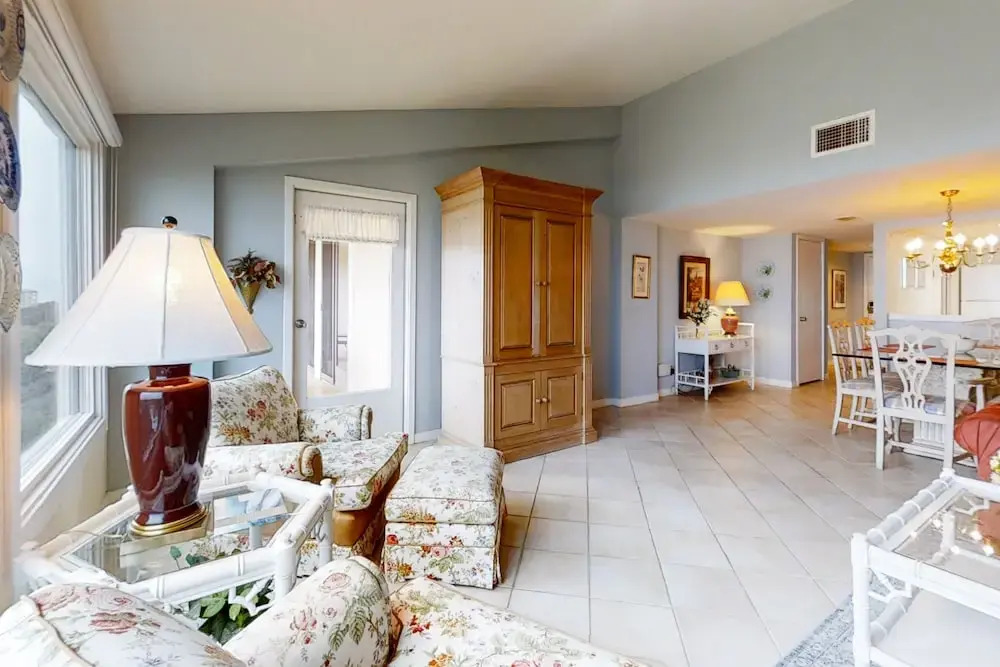 Oceanfront Condo With Spacious Balcony, Great Views, AC & Outdoor Pooloc