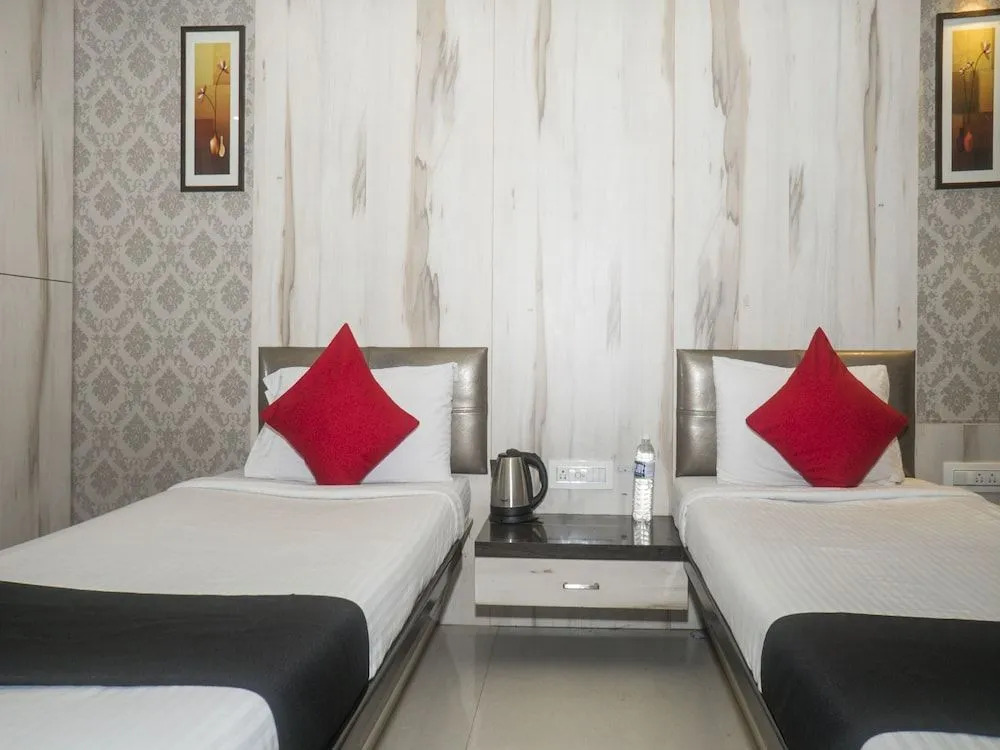 Capital O 661 Hotel Regal Inn