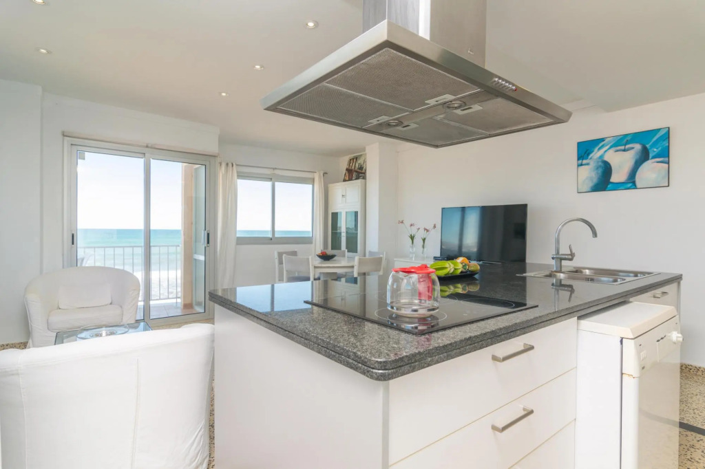 RAN DE MAR (CAN PICAFORT) - ADULTS ONLY - Fabulous seafront apartment with wonderful beach views. Free WiFi.