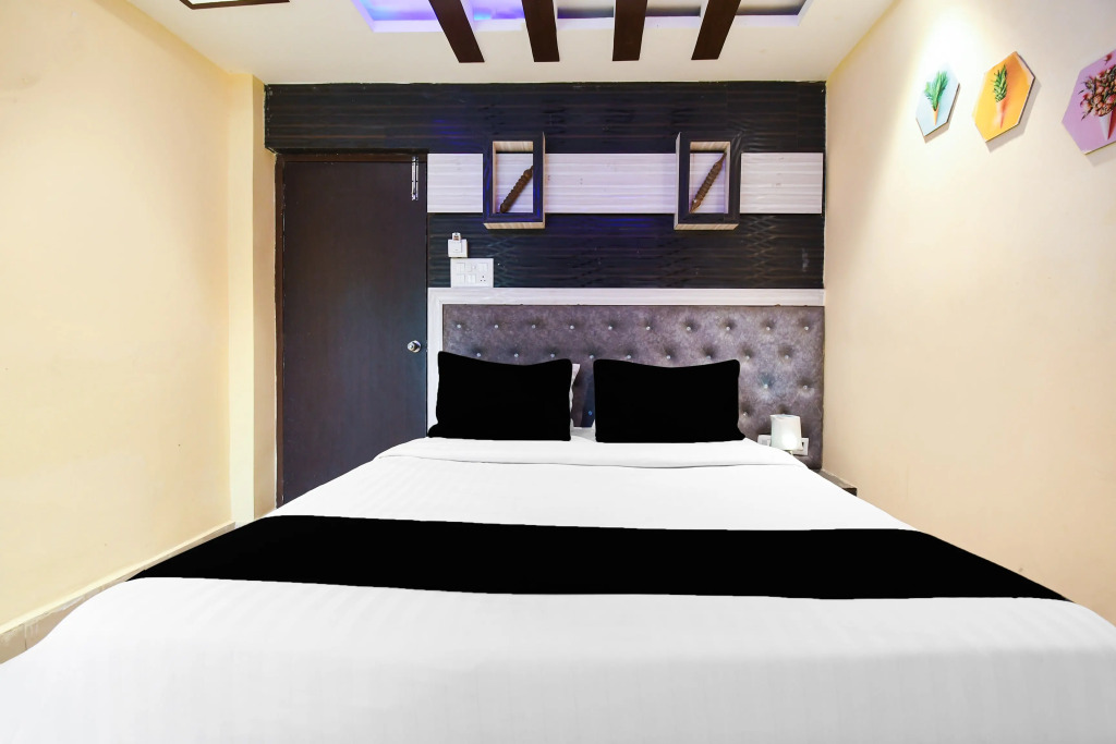 Collection O 83454 Hotel Hirak Inn