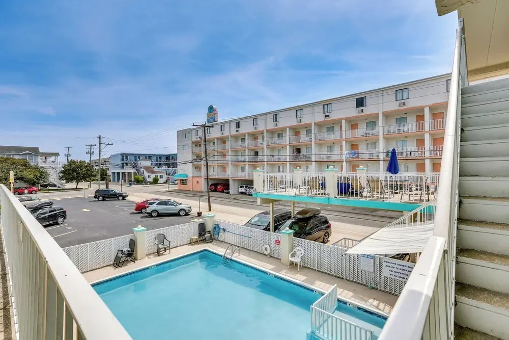 Wildwood Condo w/ Community Pool: Walk to Beach!
