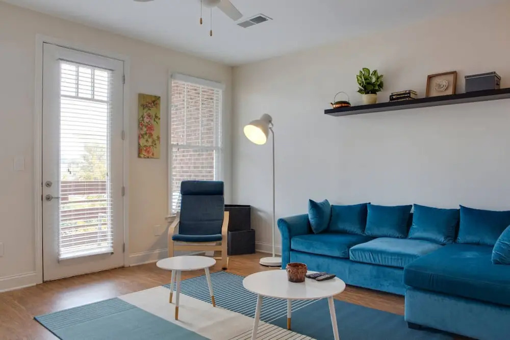 Open Concept Loft Near Uptown & Stadium