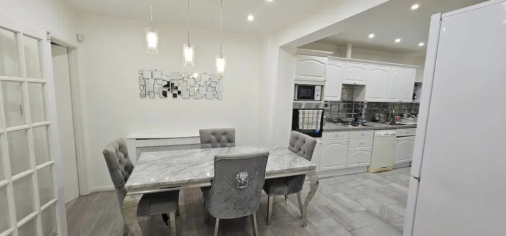 Spacious & Modern 2-bed House in Dagenham