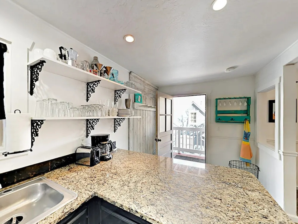 2BR Center Park City Condo by RedAwning