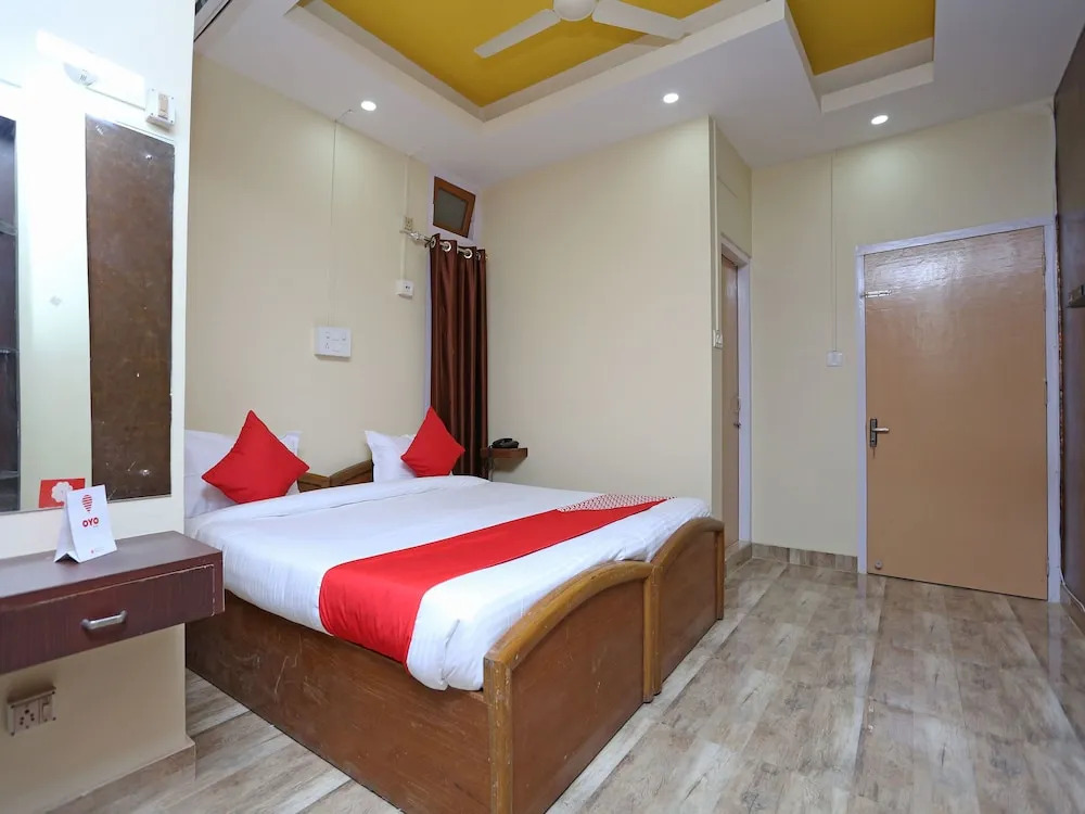 OYO 11696 Holiday Inn Guest House
