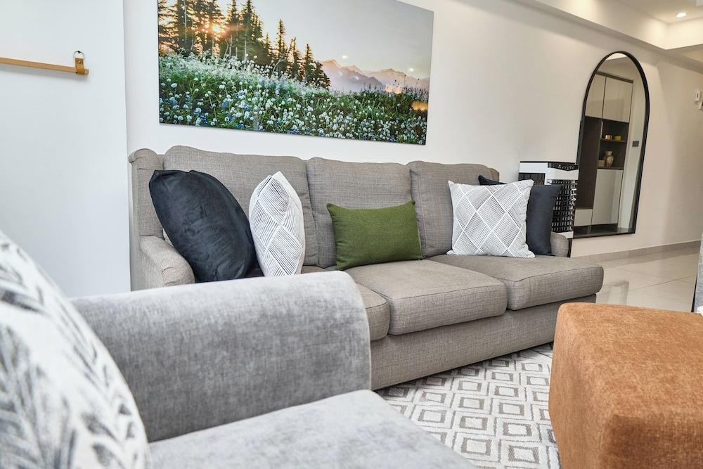 Nari By Edmor Suites