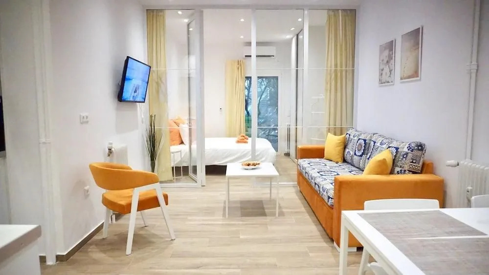Spacious Peaceful Studio with Garden Patio