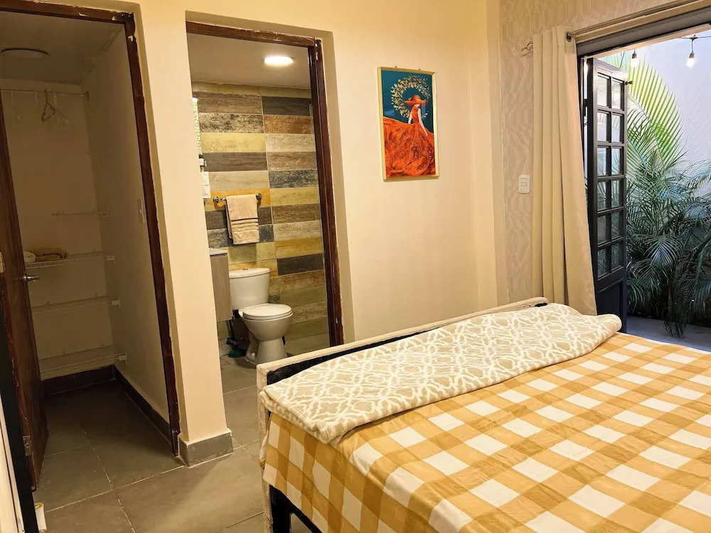 Colonial Leyton Apartment