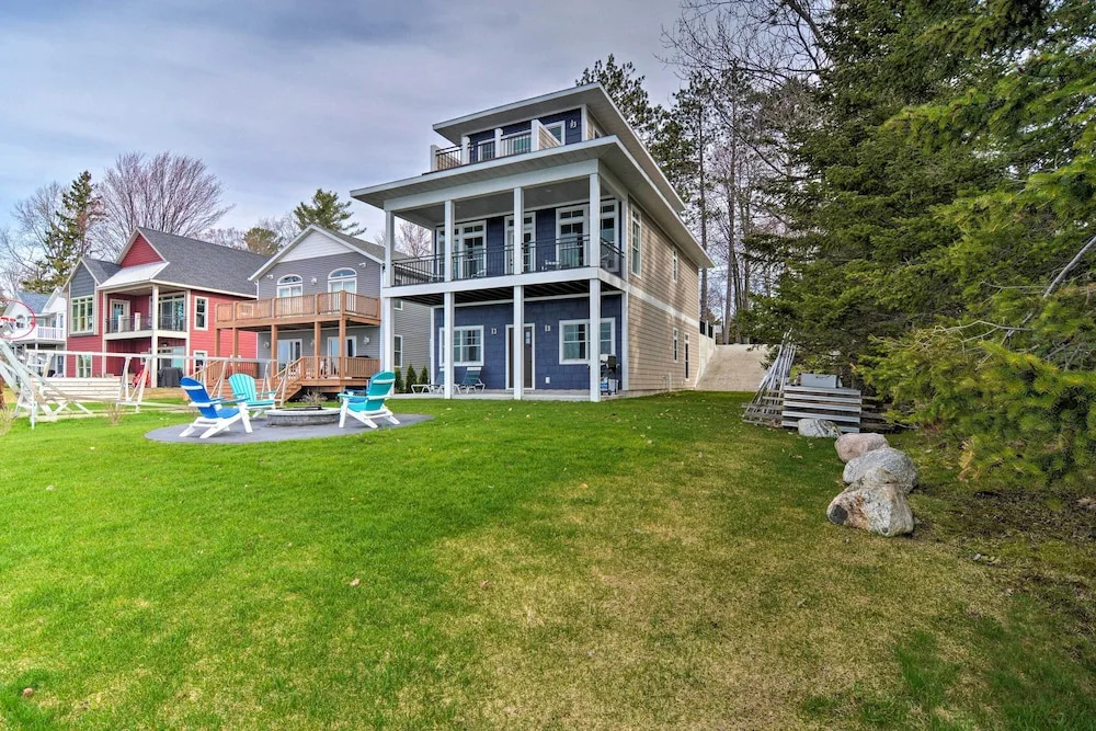 Lakefront Home w/ Dock! 18 M to Caberfae Peaks