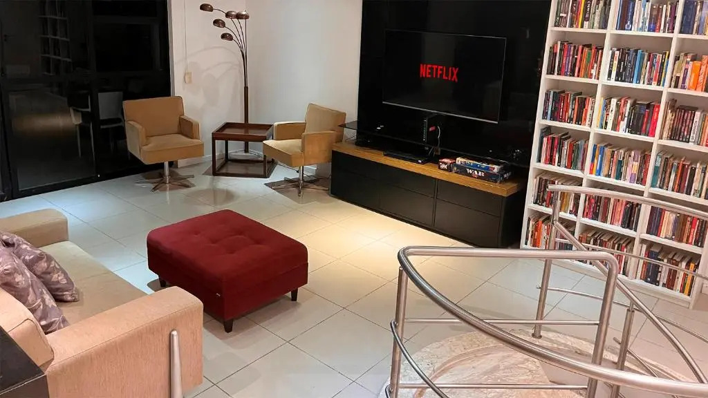 Luxuosa cobertura de 380m² a 850m da Av Beira Mar