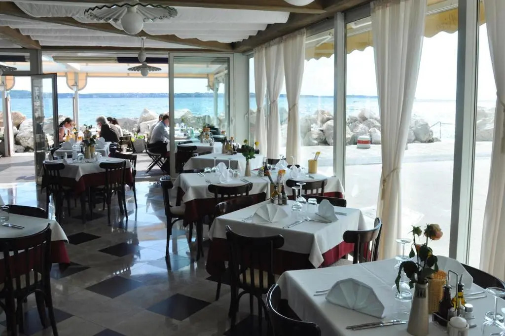 Apartments & Rooms Riva