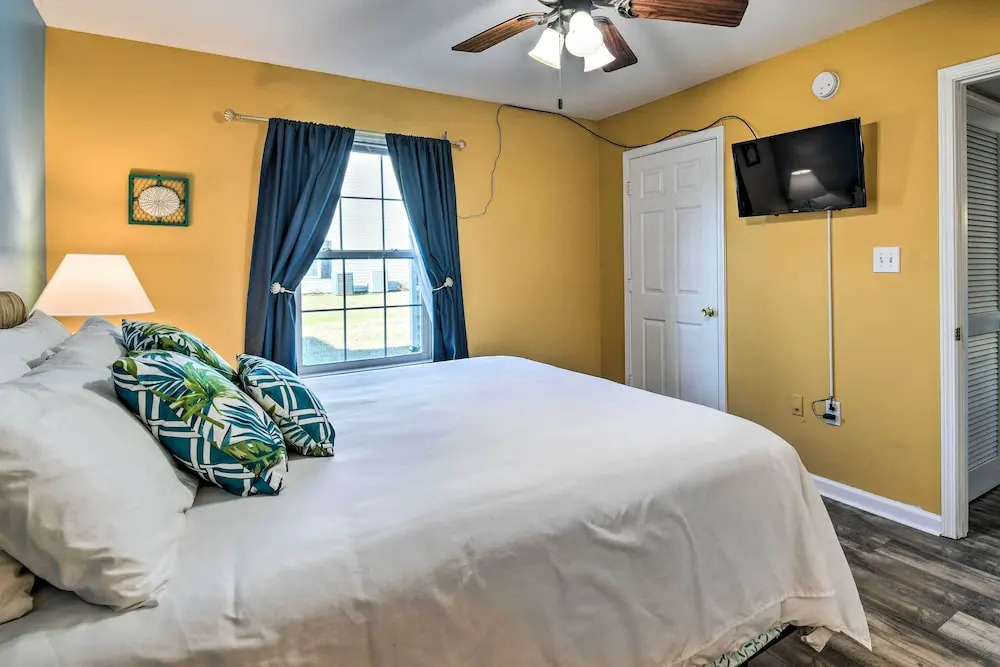 5 Mi to Beach: Gulf Shores Condo w/ Perks!