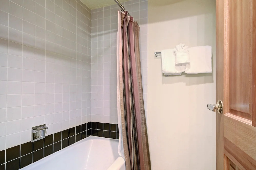 Stay Slopeside At Peak 9, Cozy Studio Steps To Apres& Dining Studio Bedroom Condo by RedAwning