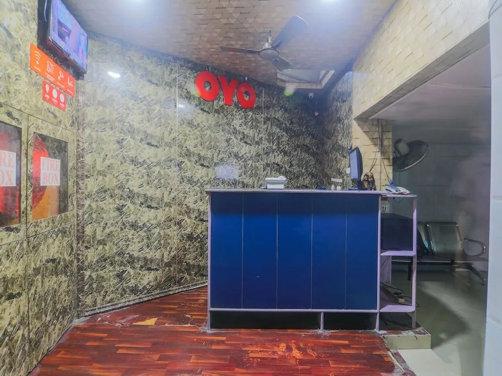 OYO 23373 Hotel Midline