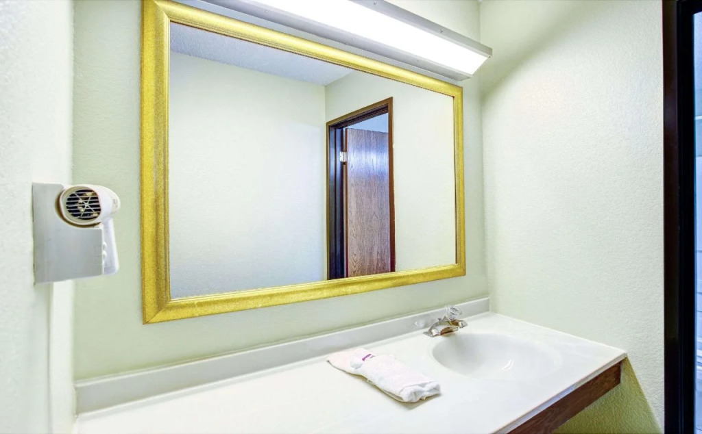 American Inn & Suites Metro Airport