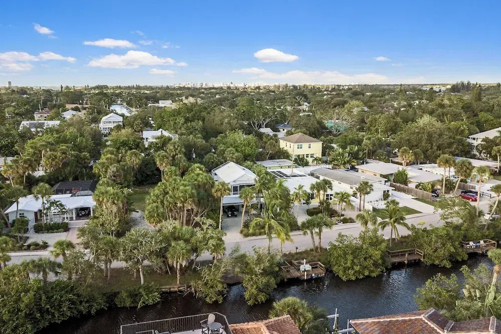 Siesta Key Oasis w/ Outdoor Pool + Screened Lanai!