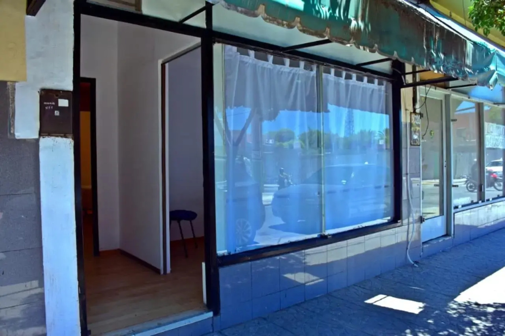 Habitación con oficina a la calle
