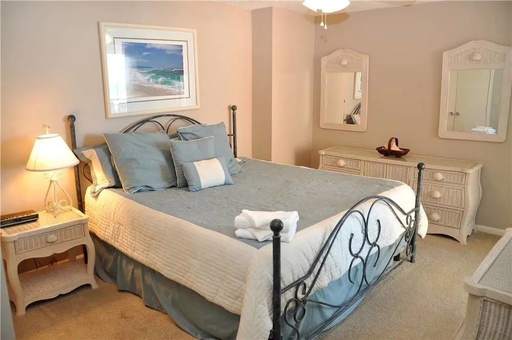 Hyperion Towers 201 - 3 Br condo by RedAwning