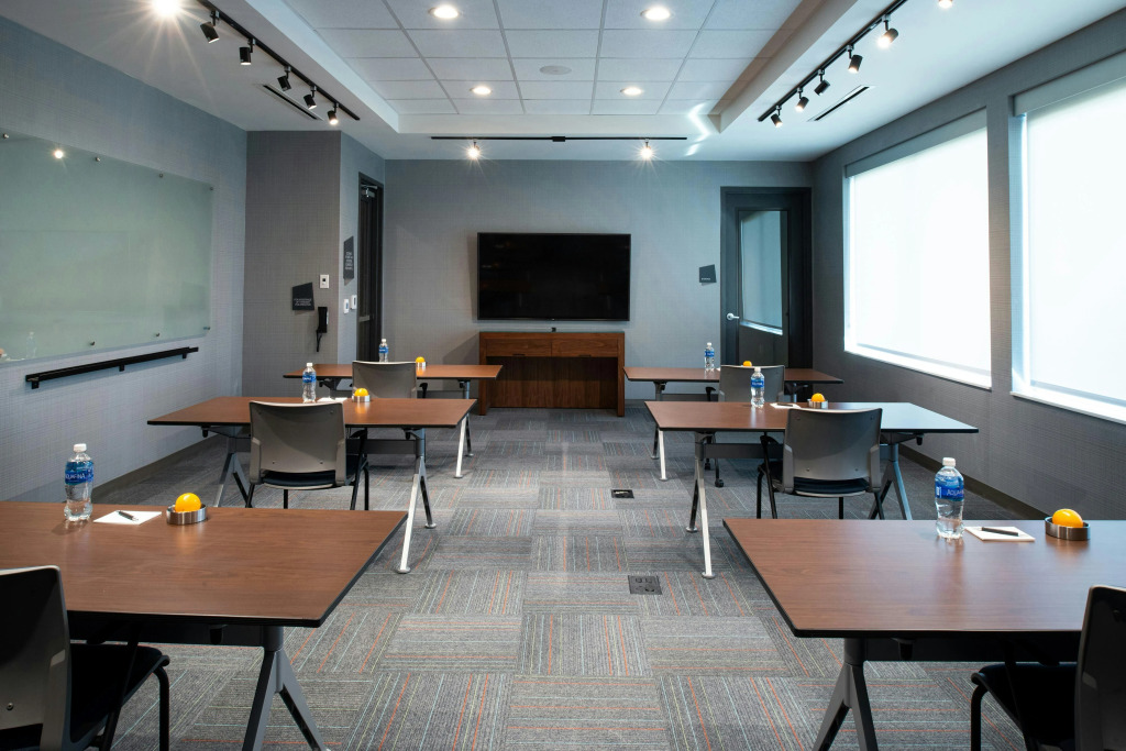 Aloft by Marriott North Kansas City