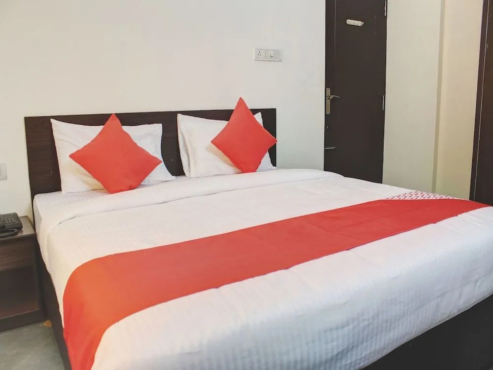 OYO 13670 Skylark Service Apartment