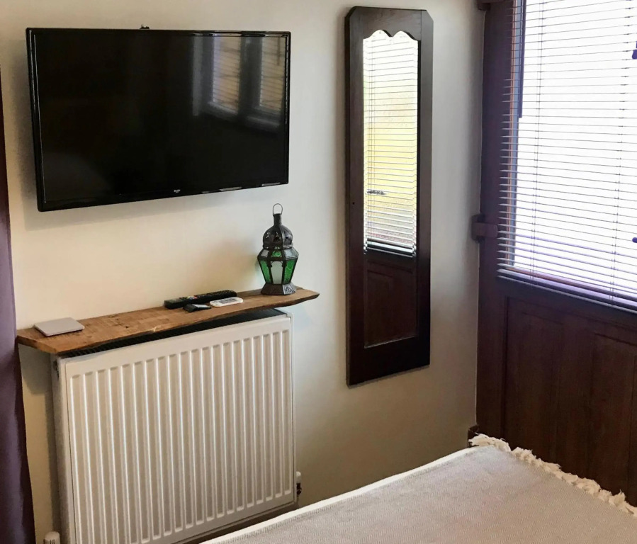 Cute self-contained guest room with ensuite and private decked porch in Glastonbury