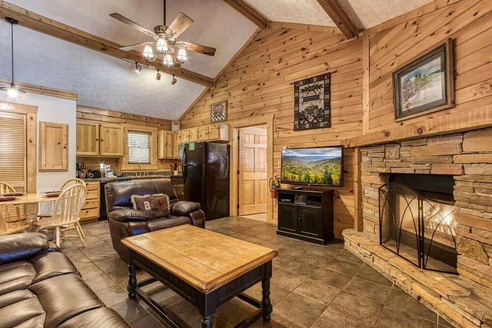 ER301 - Eagles Hideaway - Great Location! Close To All The Action! cabin