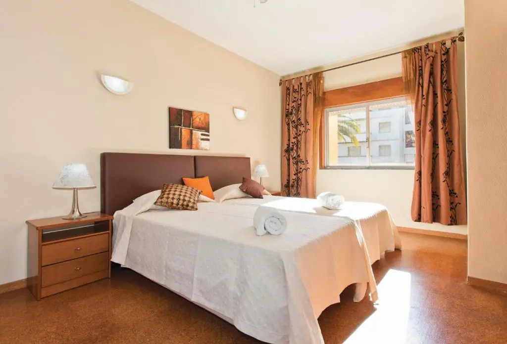 Spacious Retreat with Prime Location, Private pool, snooker, free AC Wifi