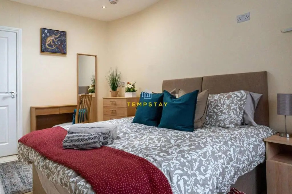 5 Bed/4 Bath At Wembley Stadium & Free Parking