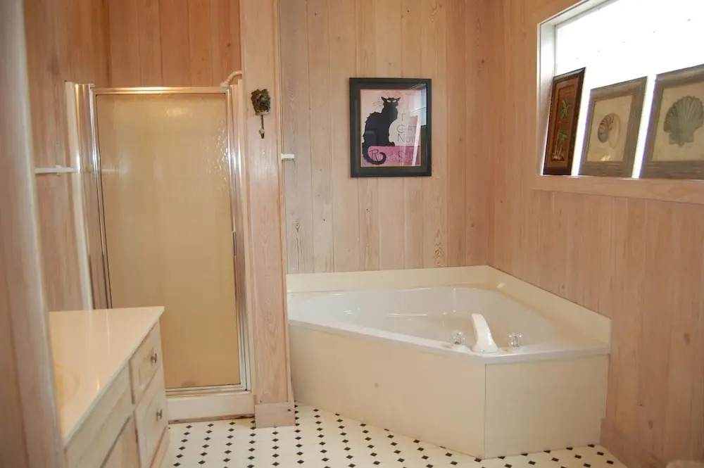 Fins to the Right - 6 Br Home
