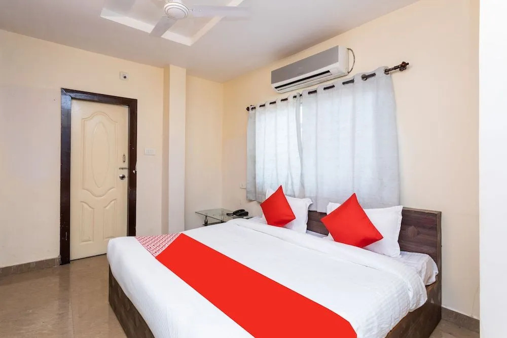 OYO 36211 Hotel Padma Palace