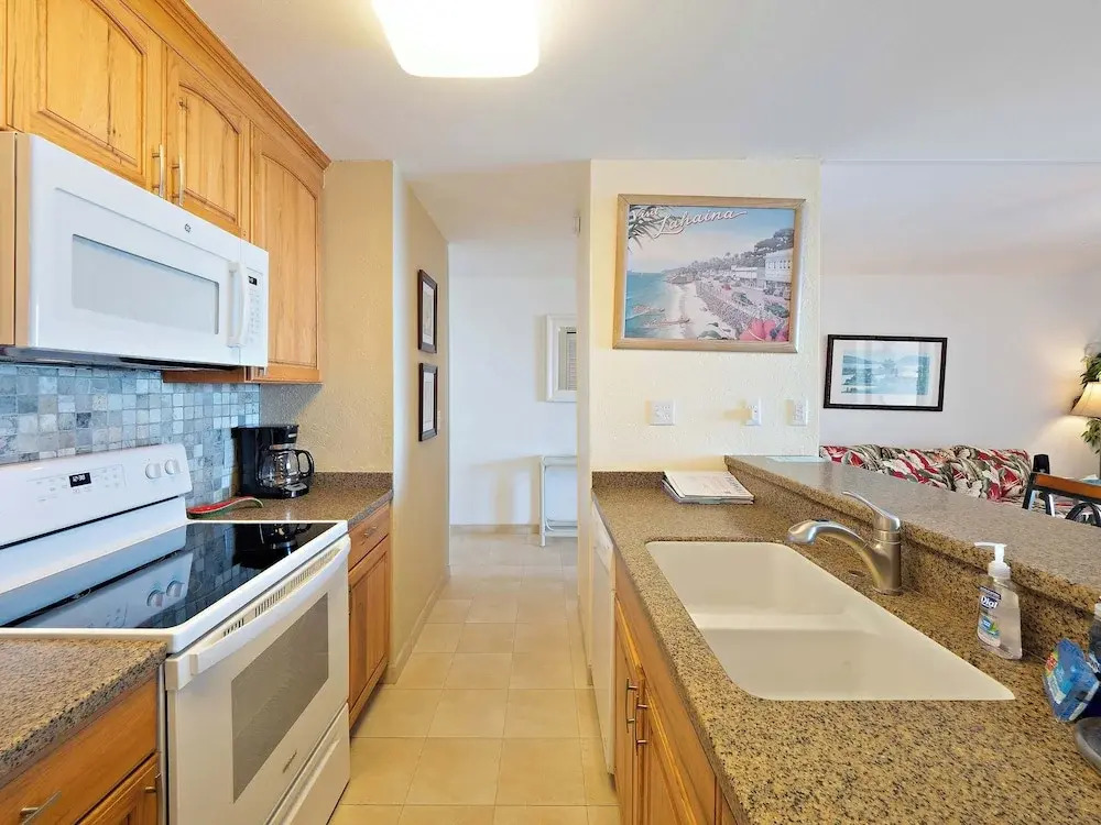 Kona Reef F2 Charming Oceanfront Condo for 4!