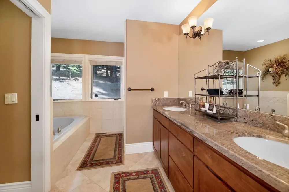 4BR 4.5BA Luxurious Tahoe Retreat with Hot Tub S Lake Tahoe by RedAwni