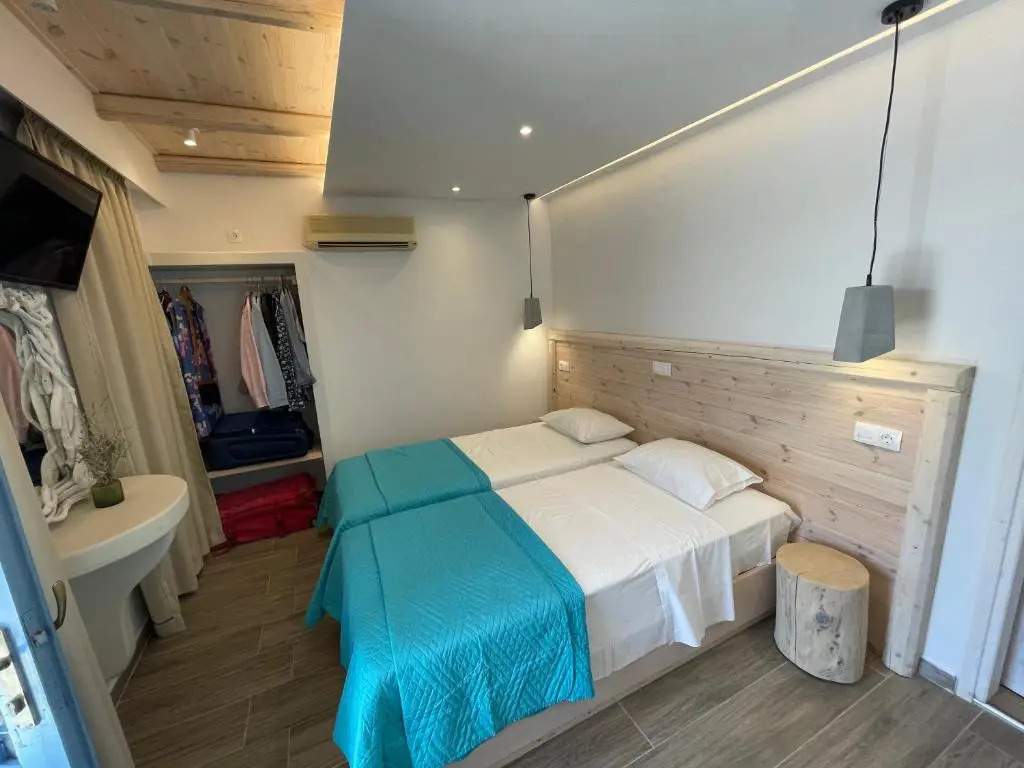 Patras Rooms est 1990
