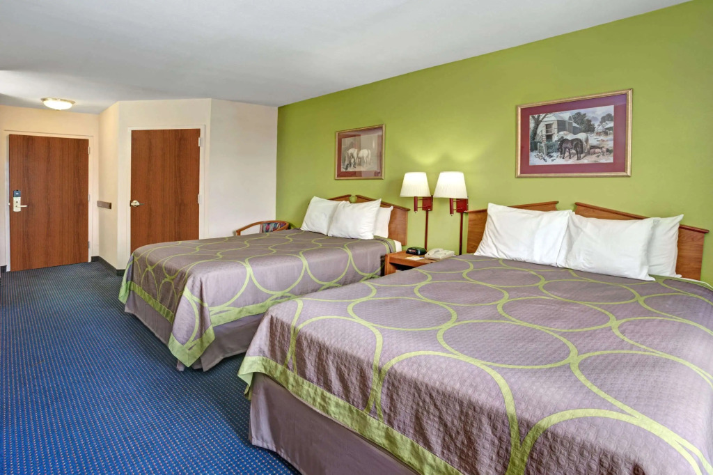 Super 8 by Wyndham Louisville/Expo Center