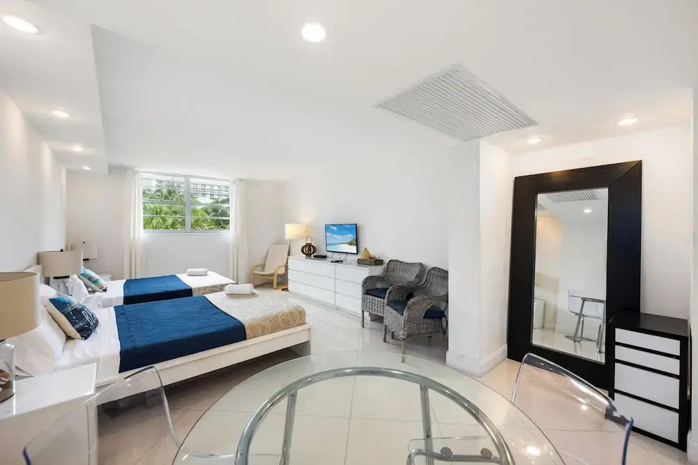 Condo Close to the Beach Pool, Gym, Tennis 2BR 6 Guests