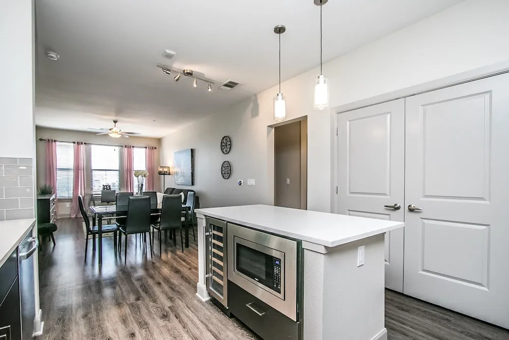 Rooftop Pool, Views, Close to Shops & Dining C4427