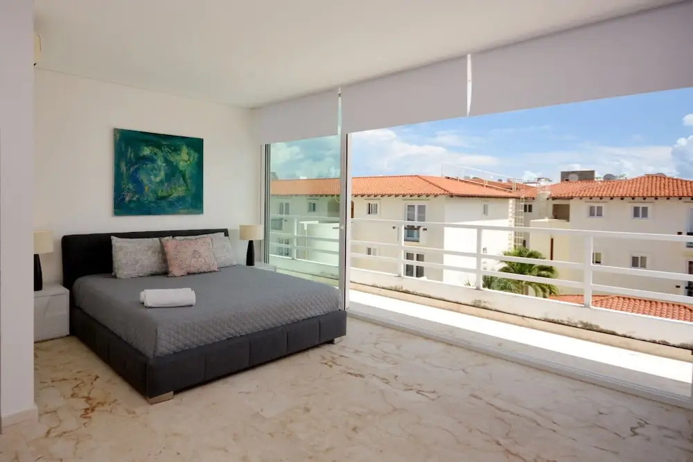 Stylish 2BR a few steps to the beach with pools by Happy Address