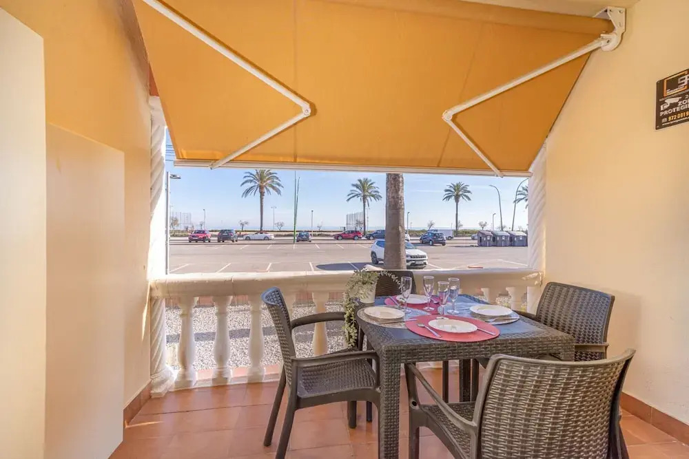 Villa in Empuriabrava With Pool & Canal Access