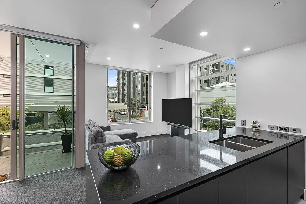 QV Upscale Modern Apt with Parking -965