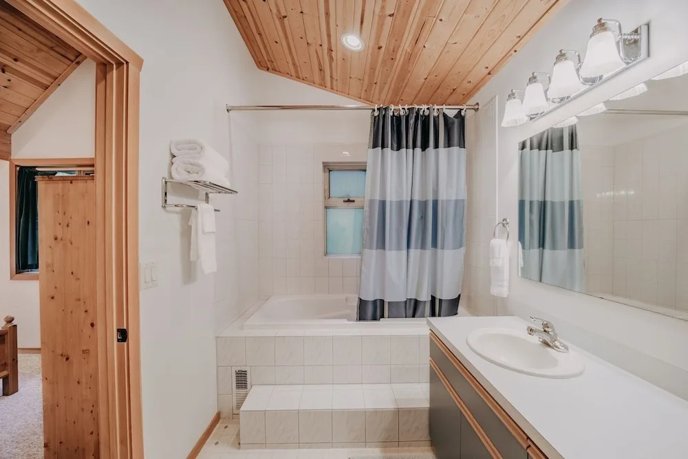 75sl - Wifi - Bbq - Pets Ok - Sleeps 6 2 Bedroom Home by RedAwning