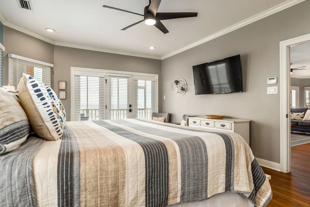 Serenity By The Sea - 317 Audubon 5 Bedroom Home by RedAwning
