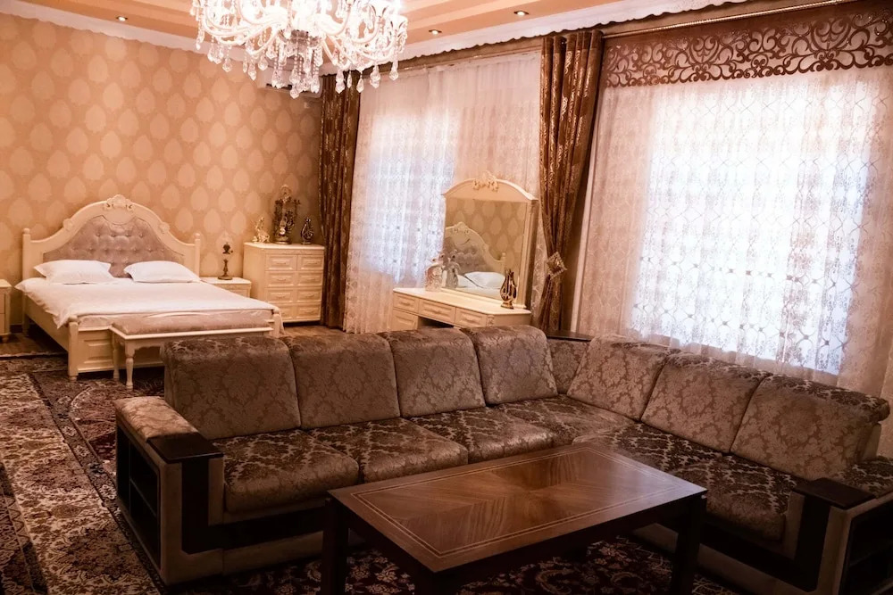 Eleon Hotel - Hostel