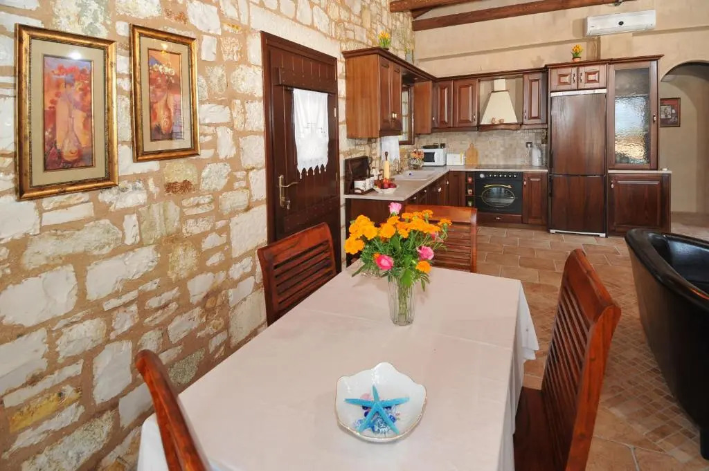VILLA KOUTSOYPIA STONE HOUSE