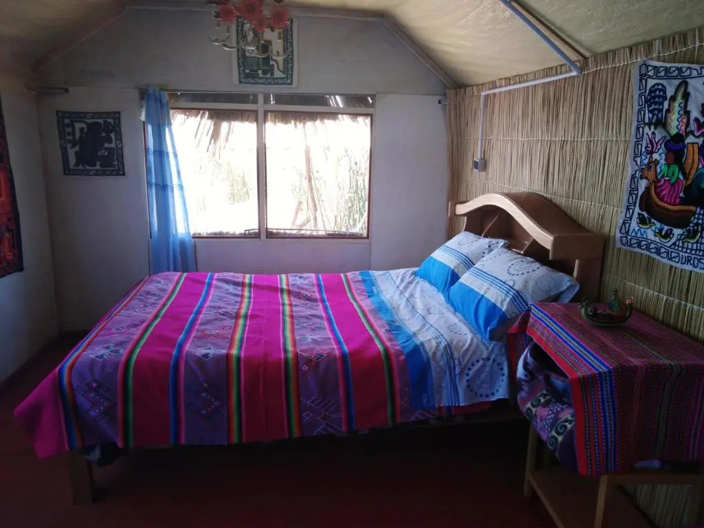 Uros Suma Suyawi Lodge