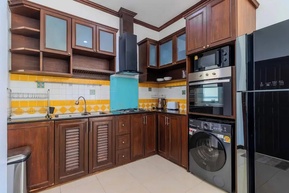 2BR with Pool Near Beaches V267