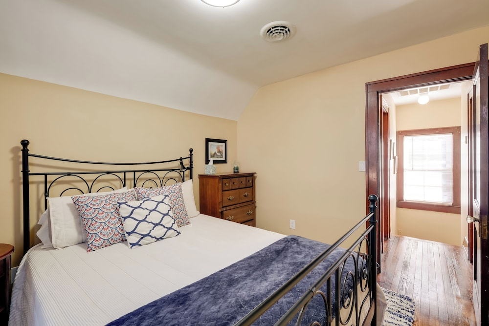 Walk to Main St & Campus! Dtwn Radford Home